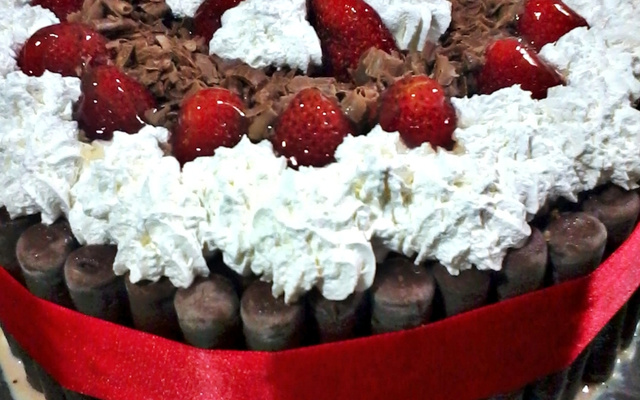 Bolo de chocolate e morango com Twix