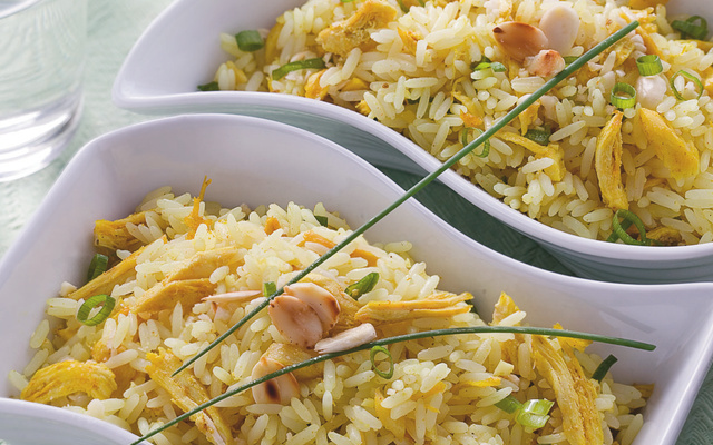 Arroz com frango e amêndoas