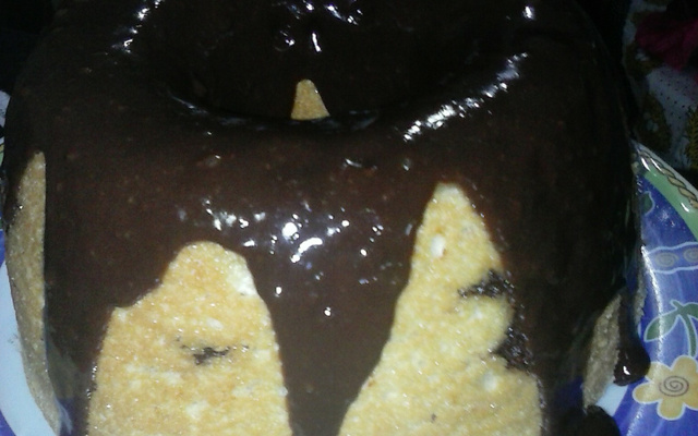 Bolo com pedaços de chocolate ao leite