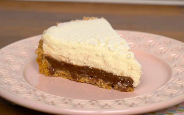Torta de leite em pó com creme de avelã
