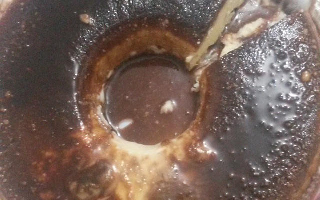 Sorvete de creme com cobertura de chocolate