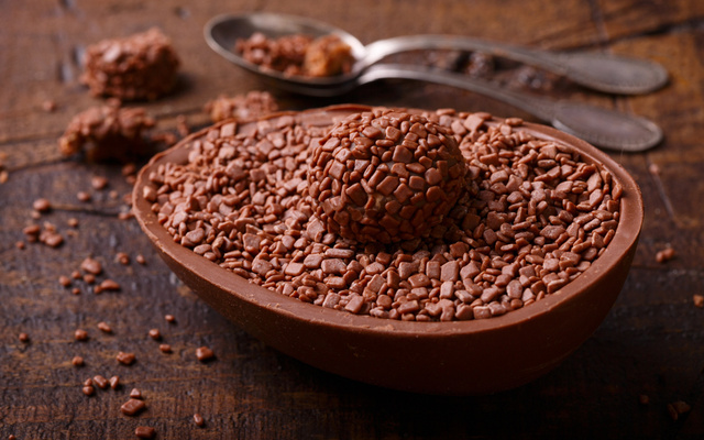 Ovo de Páscoa trufado com brigadeiro e finalizado com granulado