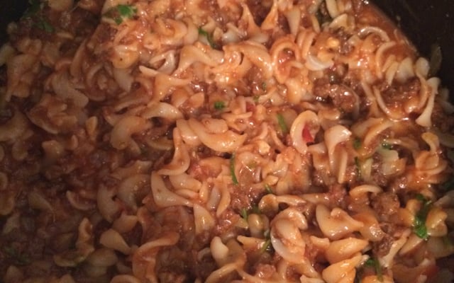 Macarrão com molho e carne moída fácil e rápido