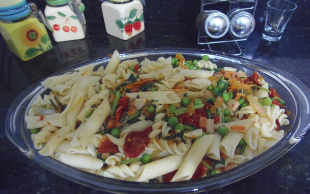 Macarrão com bacon, rúcula e tomate seco