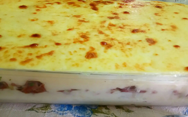 Escondidinho de mandioca com carne seca