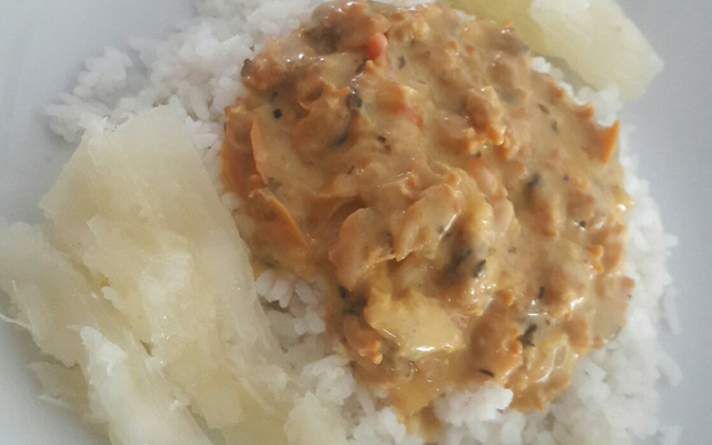 Estrogonofe de sarlambi com aipim manteiga  