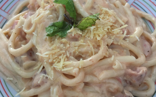 Macarronada ao molho branco com bacon e calabresa