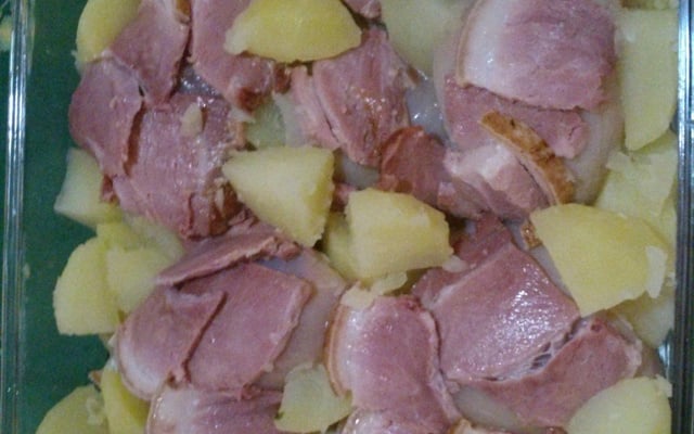 Coxa de frango ao requeijão e bacon