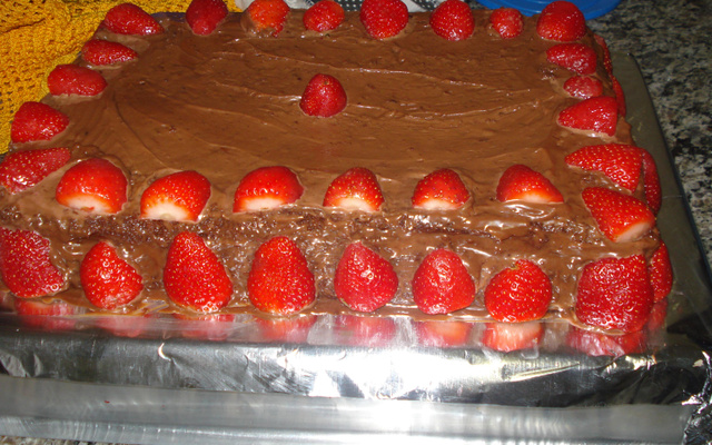 Bolo Mousse de chocolate com morangos