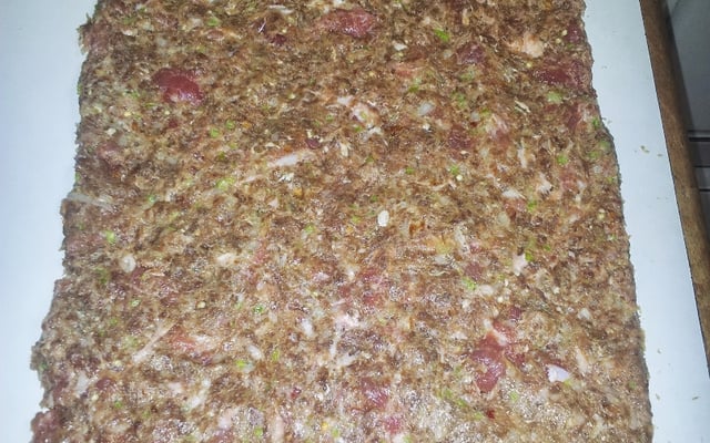 Rocambole de carne moída com linguiça