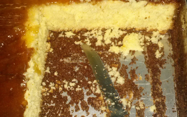 Bolo de laranja com cobertura de laranja.