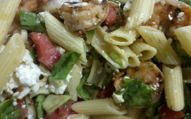 Salada de camarão com queijo feta