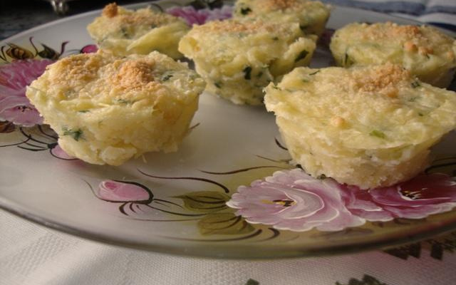 Croquetes de aipim (mandioca) em fôrmas de empada