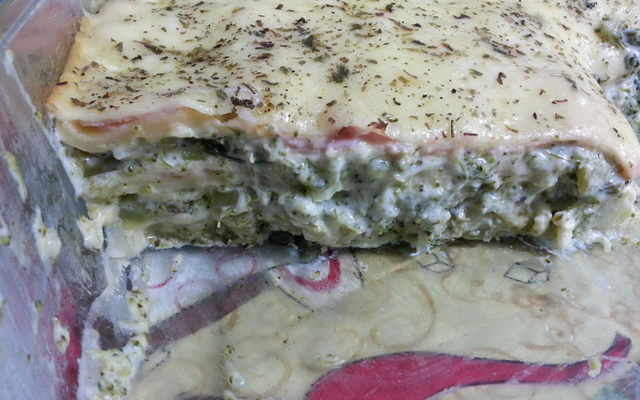 Lasanha de brócolis com creme de cebola