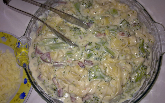 Macarrão com brócolis e molho branco