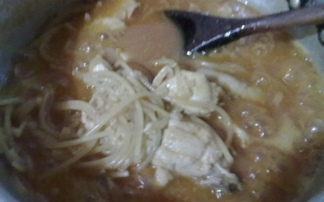 Frango com macarrão na mesma panela