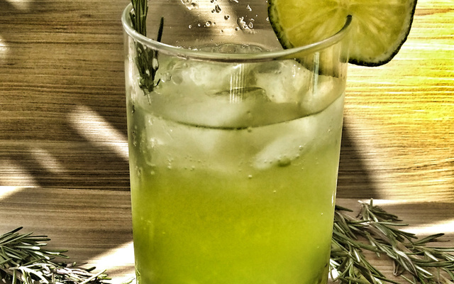 Drink sem álcool com kiwi e água de coco
