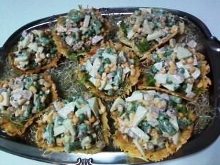 Cestinha de Parmesão com Salada Agridoce