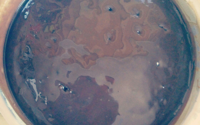 Bolo de chocolate e calda de chocolate