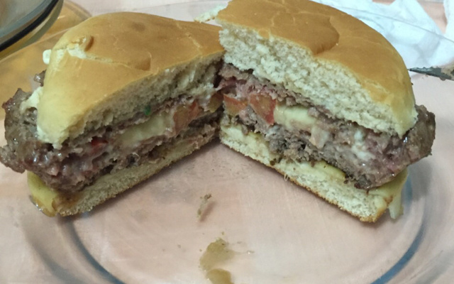 Hambúrguer KL recheado na brasa