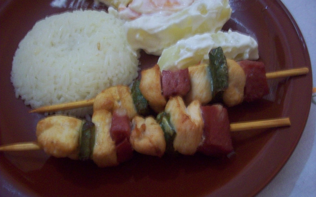 Espetinho de frango com mortadela