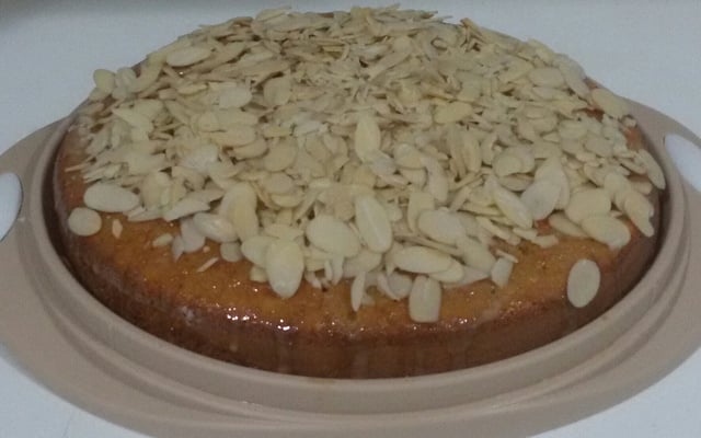 Bolo molhadinho de doce de leite