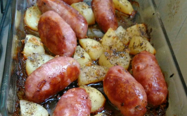 Linguiça assada com batatas