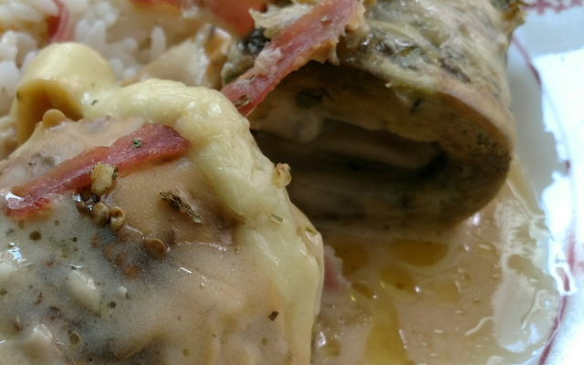 Enroladinhos de berinjela com presunto/queijo e molho 4 queijos