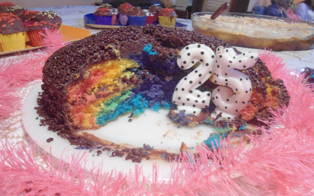 Bolo arco-íris