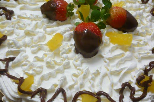 Bolo de aniversario com recheio de doce de abacaxi e cocada