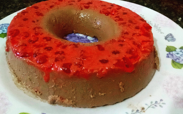 Pudim de nutella com calda de cereja