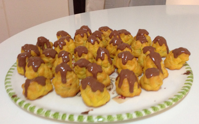 Carolina ou bomba de doce de leite com chocolate