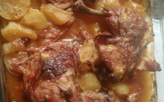 Coxa de frango assada com batatas