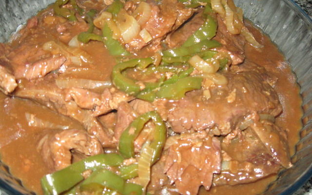 Carne cozida ao molho de cerveja