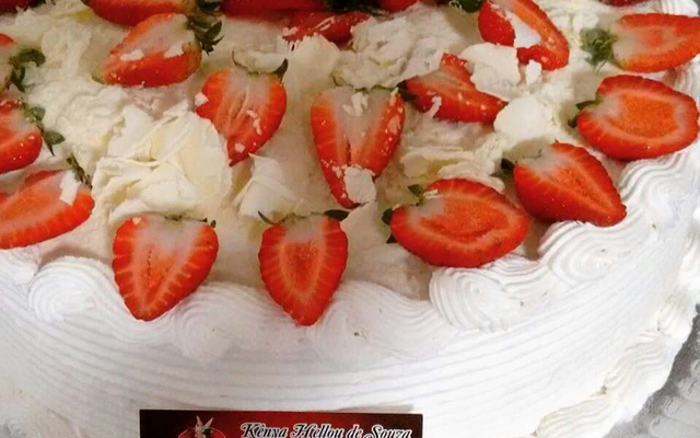 Bolo brigadeiro branco com morangos