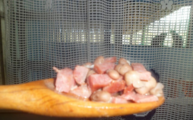 Feijão com bacon e calabresa
