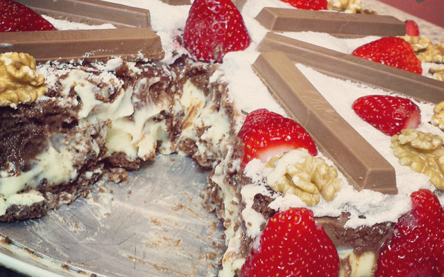 Torta de biscoito wafer coberto com chocolate e morango