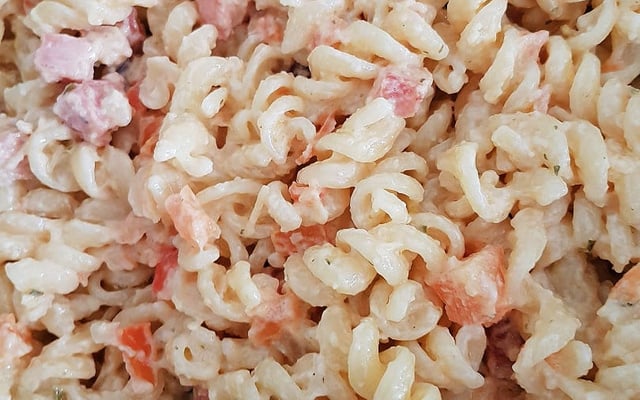 Salada de macarrão com bacon
