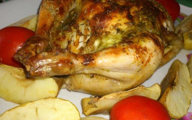 Frango inteiro assado com maçã