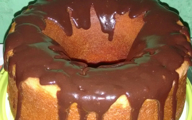 Bolo de cenoura com calda de chocolate