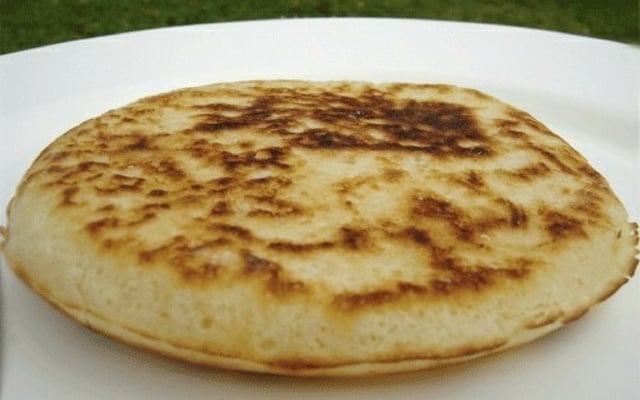Pão de queijo de frigideira recheado