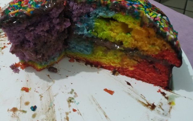 Bolo arco-íris