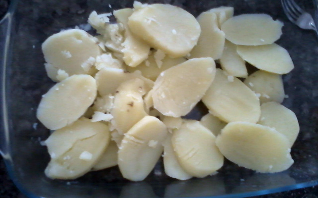 Batatas ao forno com molho branco e requeijão