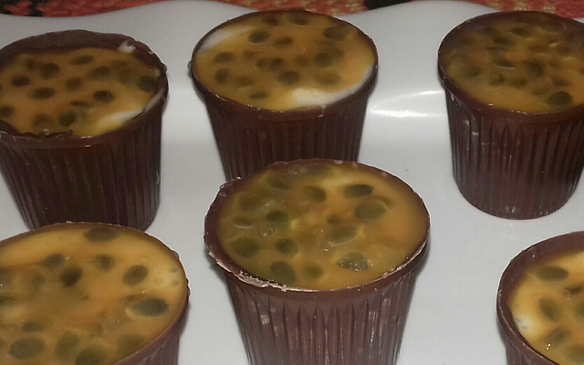 Mousse de maracujá no copinho de chocolate