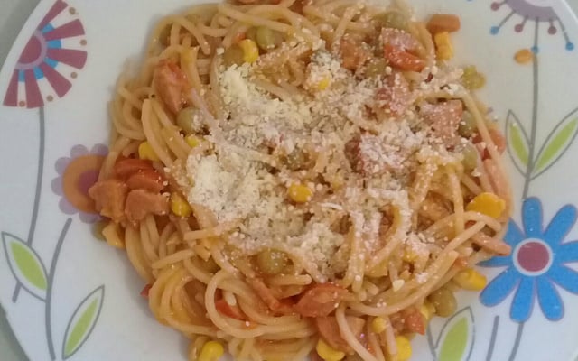 O suculento macarrão com salsicha