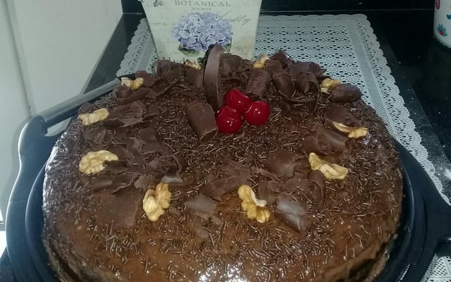 Bolo de chocolate com nozes