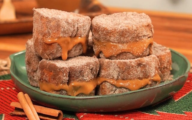 Rabanada recheada na airfryer com doce de leite, açúcar e canela