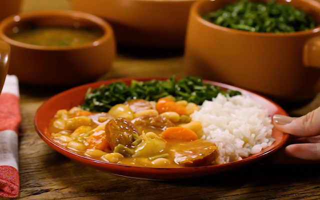 Feijoada de feijão branco e linguiça defumada