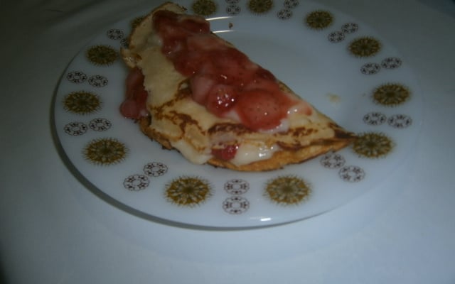 Panquecas com creme de confeiteiro e morangos