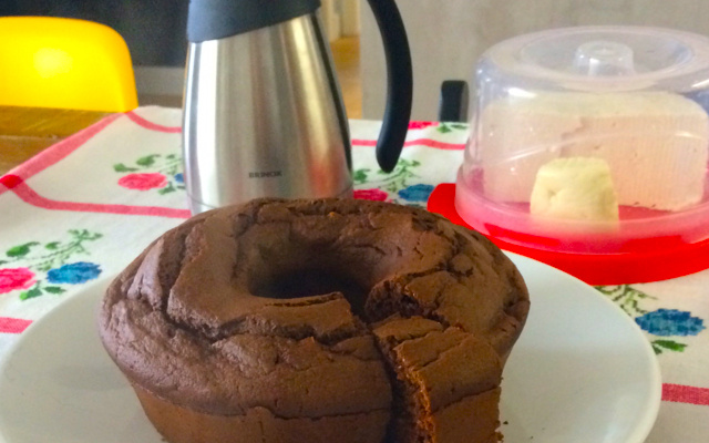 Bolo de chocolate integral com cobertura